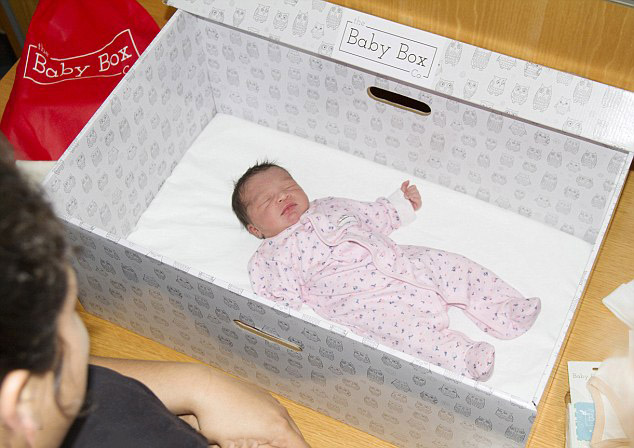 Trẻ sơ sinh tại Mỹ được tặng hộp ngủ bằng thùng carton