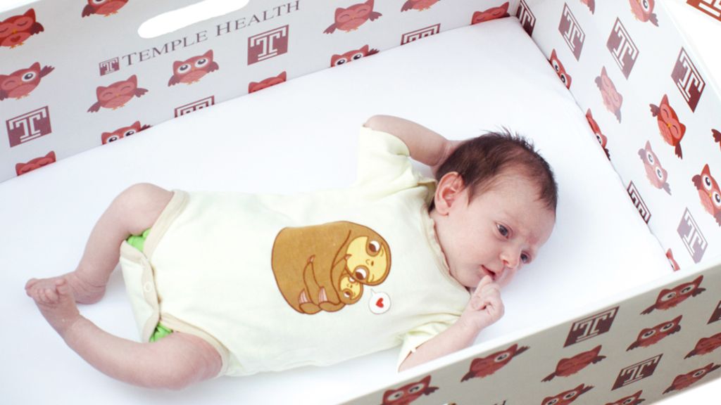 Trẻ sơ sinh tại Mỹ được tặng hộp ngủ bằng thùng carton